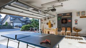una mesa de ping pong en medio de un patio en Truly a Treasure by AvantStay Walk to Beach Patio, en Manzanita
