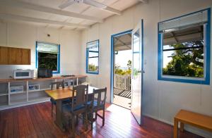 Η κουζίνα ή μικρή κουζίνα στο Sunset Villa - Pet-Friendly Studio Retreat with Fantastic View in Historic 1770