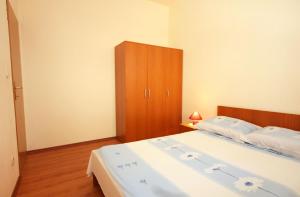 Postel nebo postele na pokoji v ubytování Apartment Saplunara 4923b