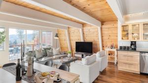 ein Wohnzimmer mit Sofa und Fernseher in der Unterkunft Chickaree by AvantStay A-Frame w Mountain Views in Tahoe City