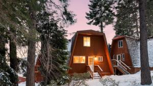 eine Hütte im Wald im Schnee in der Unterkunft Chickaree by AvantStay A-Frame w Mountain Views in Tahoe City