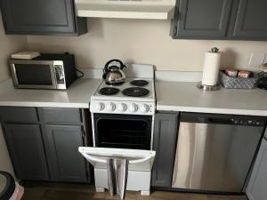 Køkken eller tekøkken på Modern Studio Retreat Minutes from Downtown Burlington + 4 billeder