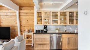 eine Küche mit Holzschränken und einer Spüle in der Unterkunft Chickaree by AvantStay A-Frame w Mountain Views in Tahoe City + 18 Fotos