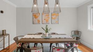 Simply Shores by AvantStay Private Beach Dock Lake Overlook في Long Pond: غرفة طعام مع طاولة وكراسي