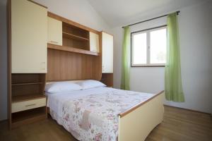 Postel nebo postele na pokoji v ubytování Apartment Maslinica 13135b