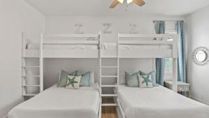 The Flying Pig by AvantStay Private Pool EV Charger Blue Mountain Luxury في شاطئ سانتا روزا: سريرين بطابقين في غرفة باللون الأبيض +32 صورة