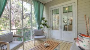 The Flying Pig by AvantStay Private Pool EV Charger Blue Mountain Luxury في شاطئ سانتا روزا: شاشة في الشرفة مع الكراسي وطاولة