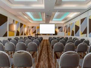 una sala de conferencias con sillas y una pantalla de proyección en Mantra Legends Hotel, en Gold Coast 77 fotos más