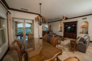 Posezení v ubytování Marbella 3D 3 BR Ocean View