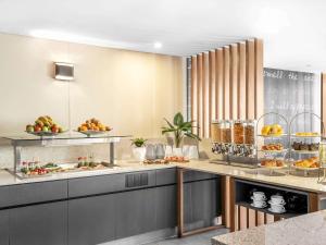 Una cocina con una encimera con comida encima. en Mantra on Kent, en Sídney