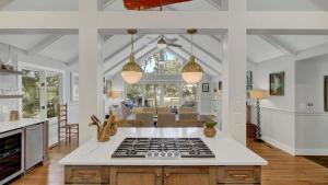 Кухня или мини-кухня в 19 Oyster Row by AvantStay Lakefront Home w Golf Course Views
 +29 фотографий