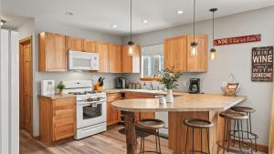 Η κουζίνα ή μικρή κουζίνα στο Mountain Hideout by AvantStay Game Room Deck