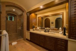 een badkamer met douche, wastafel en spiegel bij Montebello 1C - 3 bdr 3 bath Ocean view in Isla Herradura