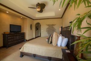 een slaapkamer met een bed en een flatscreen-tv bij Montebello 1C - 3 bdr 3 bath Ocean view in Isla Herradura