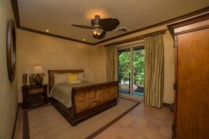 een slaapkamer met een bed en een plafondventilator bij Montebello 1C - 3 bdr 3 bath Ocean view in Isla Herradura