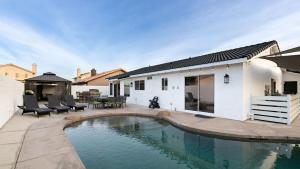 a backyard with a swimming pool and a house at Pacifica Sur by AvantStay Pool Hot Tub Gazebo in Indio