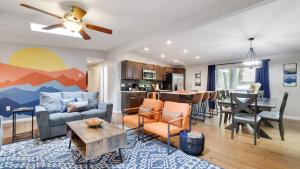 Χώρος καθιστικού στο Moshannon Tree-Lined Pocono Retreat w Hot Tub Firepit Pool Table