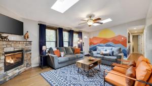 Χώρος καθιστικού στο Moshannon Tree-Lined Pocono Retreat w Hot Tub Firepit Pool Table