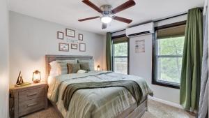 Ένα ή περισσότερα κρεβάτια σε δωμάτιο στο Moshannon Tree-Lined Pocono Retreat w Hot Tub Firepit Pool Table