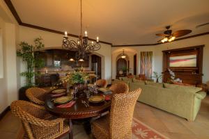 Posezení v ubytování Montebello 1E 3 bed 3 bath ocean view