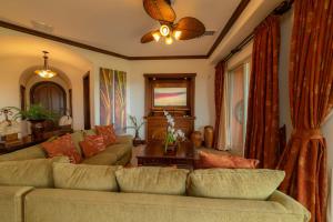 Posezení v ubytování Montebello 1E 3 bed 3 bath ocean view