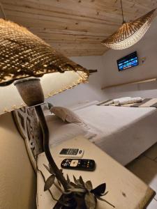 a room with a bed and a table with a lamp at Ára apart in Puerto Iguazú