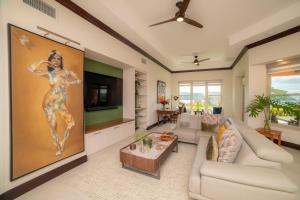 uma sala de estar com uma grande pintura de uma mulher em Terrazas 1A - 3 bedroom - seven day minimum em Isla Herradura