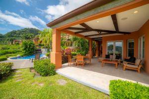 um pátio com cadeiras e uma mesa em Terrazas 1A - 3 bedroom - seven day minimum em Isla Herradura