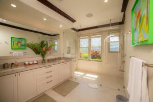 uma casa de banho com armários brancos e uma janela em Terrazas 1A - 3 bedroom - seven day minimum em Isla Herradura mais 38 fotografias