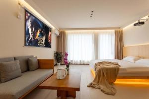 Postel nebo postele na pokoji v ubytování Shangri La Horizon View Hotel Dukezong Ancient City Branch located near the prayer wheel of the Great Buddha Temple, offers free high-speed train plane pick-up upon check-in