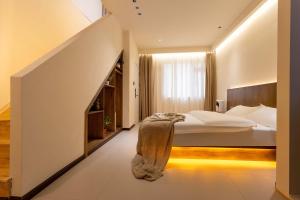 Postel nebo postele na pokoji v ubytování Shangri La Horizon View Hotel Dukezong Ancient City Branch located near the prayer wheel of the Great Buddha Temple, offers free high-speed train plane pick-up upon check-in