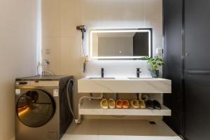 Fotografie z fotogalerie ubytování Shangri La Horizon View Hotel Dukezong Ancient City Branch located near the prayer wheel of the Great Buddha Temple, offers free high-speed train plane pick-up upon check-in v destinaci Šangri-La