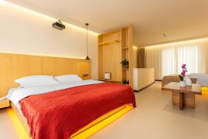 Postel nebo postele na pokoji v ubytování Shangri La Horizon View Hotel Dukezong Ancient City Branch located near the prayer wheel of the Great Buddha Temple, offers free high-speed train plane pick-up upon check-in