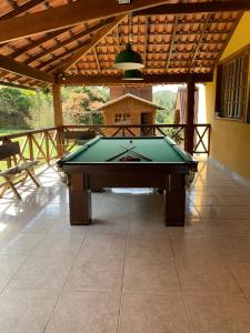 Sítio Reichart Atlantic Forest Retreat في ماريشال فلوريانو: طاولة بلياردو في منتصف الفناء