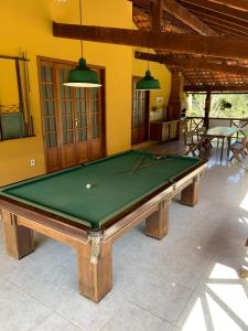 Sítio Reichart Atlantic Forest Retreat في ماريشال فلوريانو: طاولة بلياردو في منتصف الغرفة +3 صور