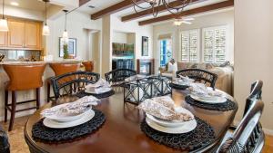 Kuchyň nebo kuchyňský kout v ubytování Setting the Standard by AvantStay Luxury Villa