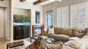 TV a/nebo společenská místnost v ubytování Setting the Standard by AvantStay Luxury Villa