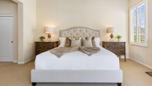 Postel nebo postele na pokoji v ubytování Setting the Standard by AvantStay Luxury Villa + 42 fotografií