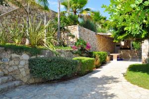Κήπος έξω από το Gerani Private Villa