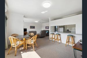 Кухня или мини-кухня в Coastal Comfort Sandcastles 221
