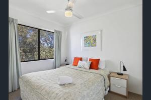 Кровать или кровати в номере Coastal Comfort Sandcastles 221