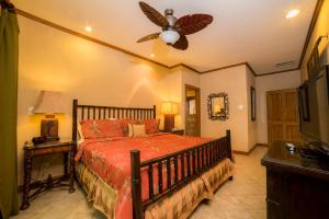 um quarto com uma cama e um ventilador de teto em Veranda 1E 3bdr 3 bath em Isla Herradura