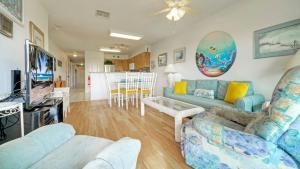 Kuchyň nebo kuchyňský kout v ubytování Salt Sun by AvantStay Beach Access Pool