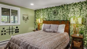 a bedroom with a bed and green walls at Slopeside Escape by AvantStay Walk to Ski Lifts Arcade Games Shuffleboard in Tannersville +41 photos