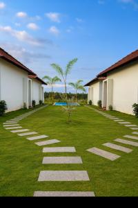 Сад в Road House Resort +23 фотографии