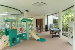 un'area giochi per bambini con scivolo e parco giochi di Sumitra Luxury Villas & Resort by Pramana a Sanur