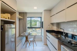 Kuchyň nebo kuchyňský kout v ubytování Estúdios Modernos e Completos em Blumenau - ELN