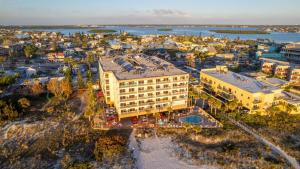 een luchtzicht op een stad met een gebouw bij Madeira Norte Beachfront Condo - Walk To John's Pass in St Pete Beach