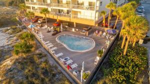 een luchtfoto van een hotel met zwembad en palmbomen bij Madeira Norte Beachfront Condo - Walk To John's Pass in St Pete Beach