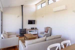 una sala de estar con un sofá y una mesa en Adina Vineyard, en Lovedale